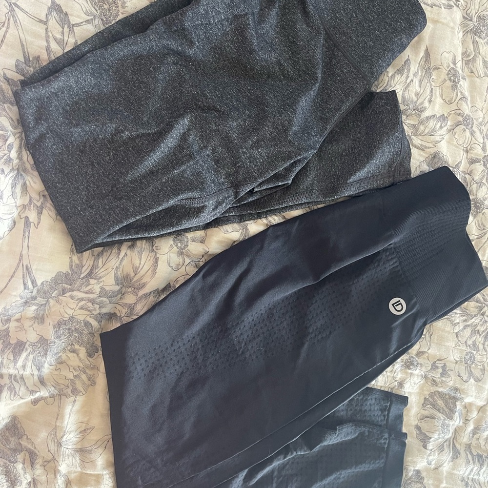 2 pairs of leggings one pair brand new